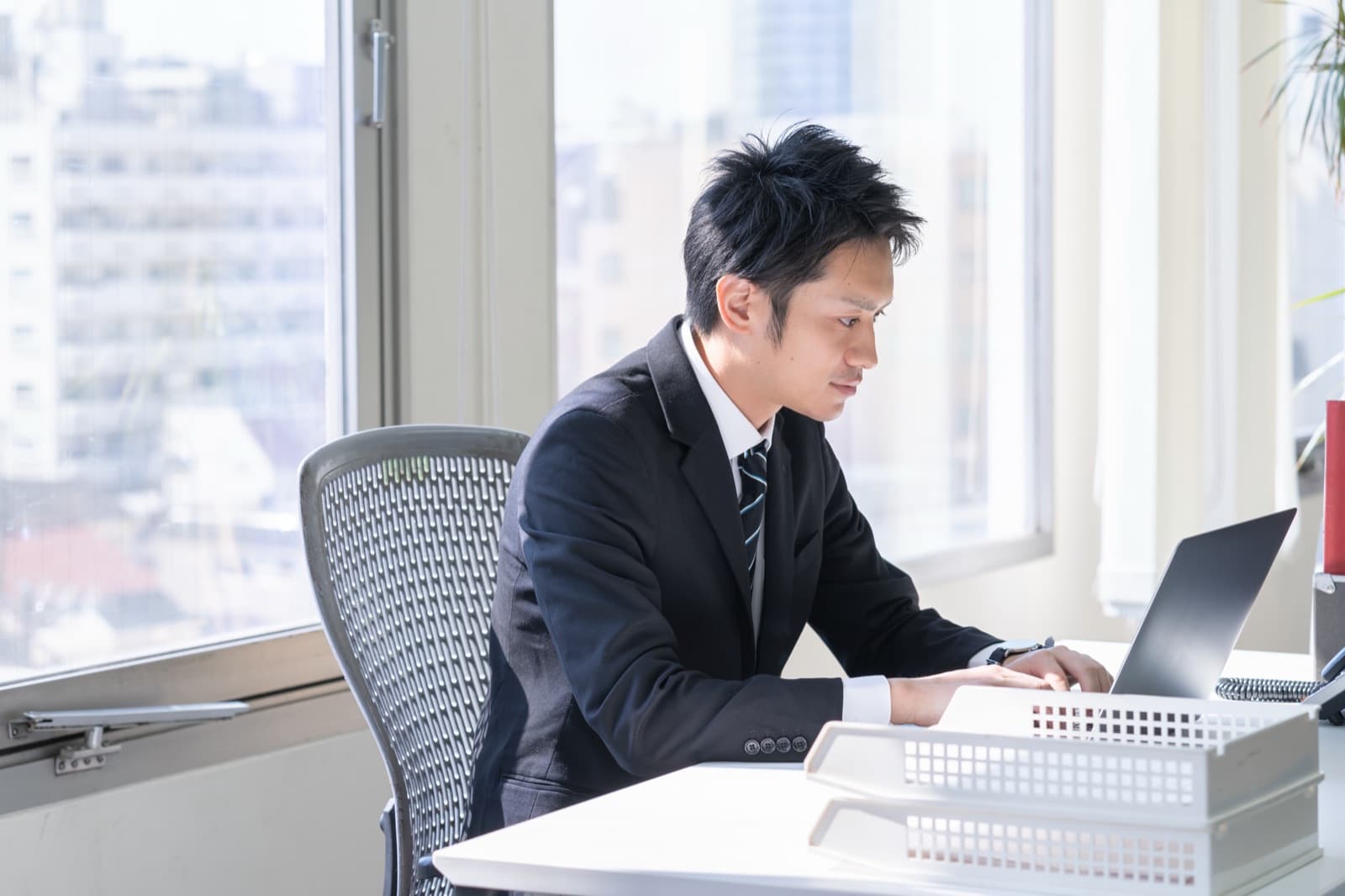 資料を調べる職員