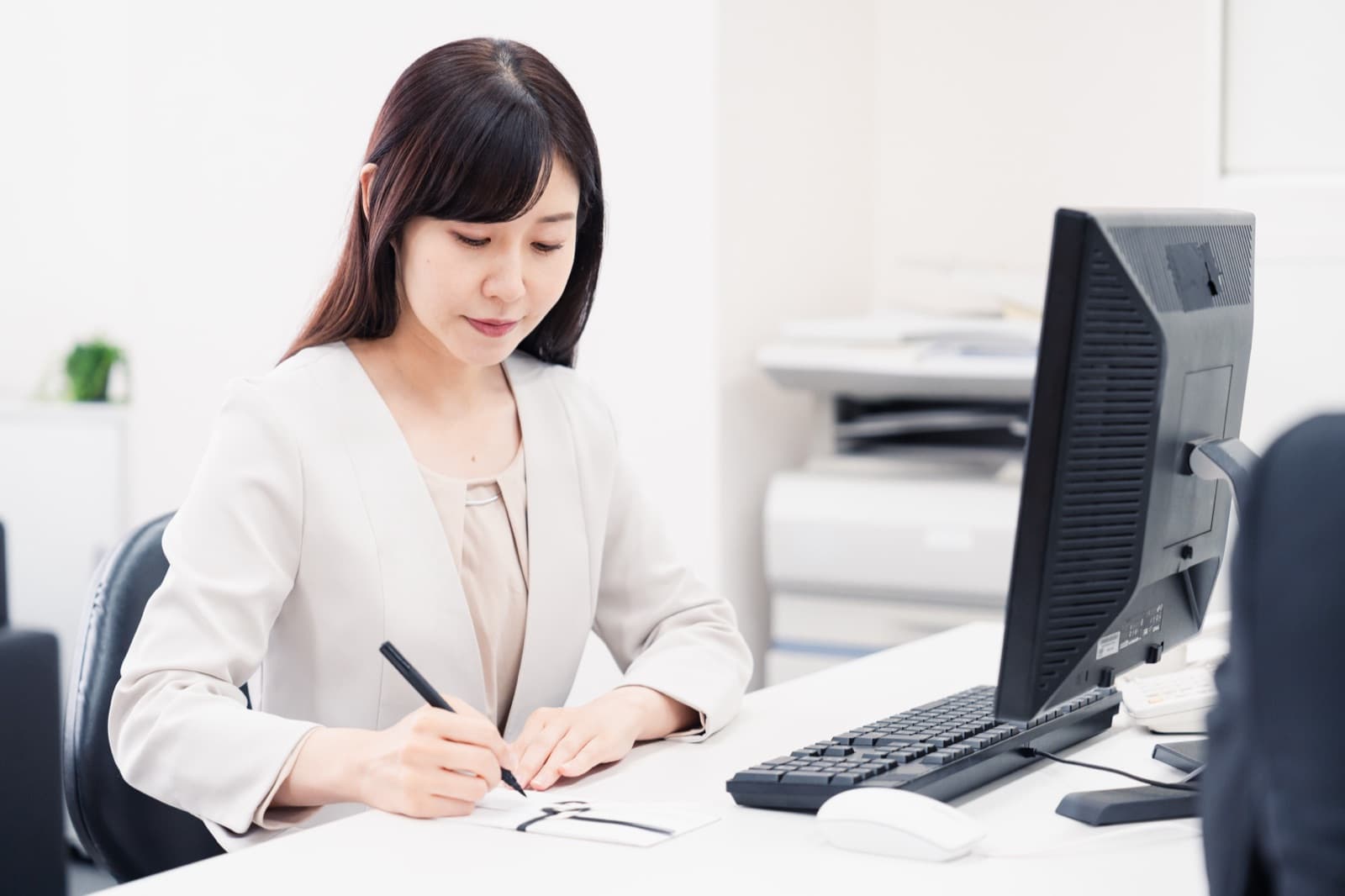 別のシステムで手続きする職員